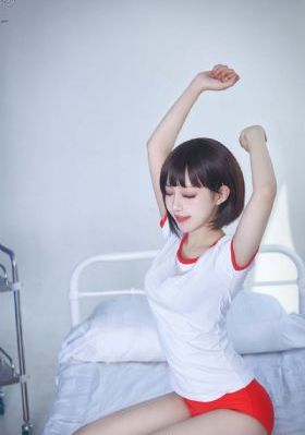一边吻一边摸进内裤里